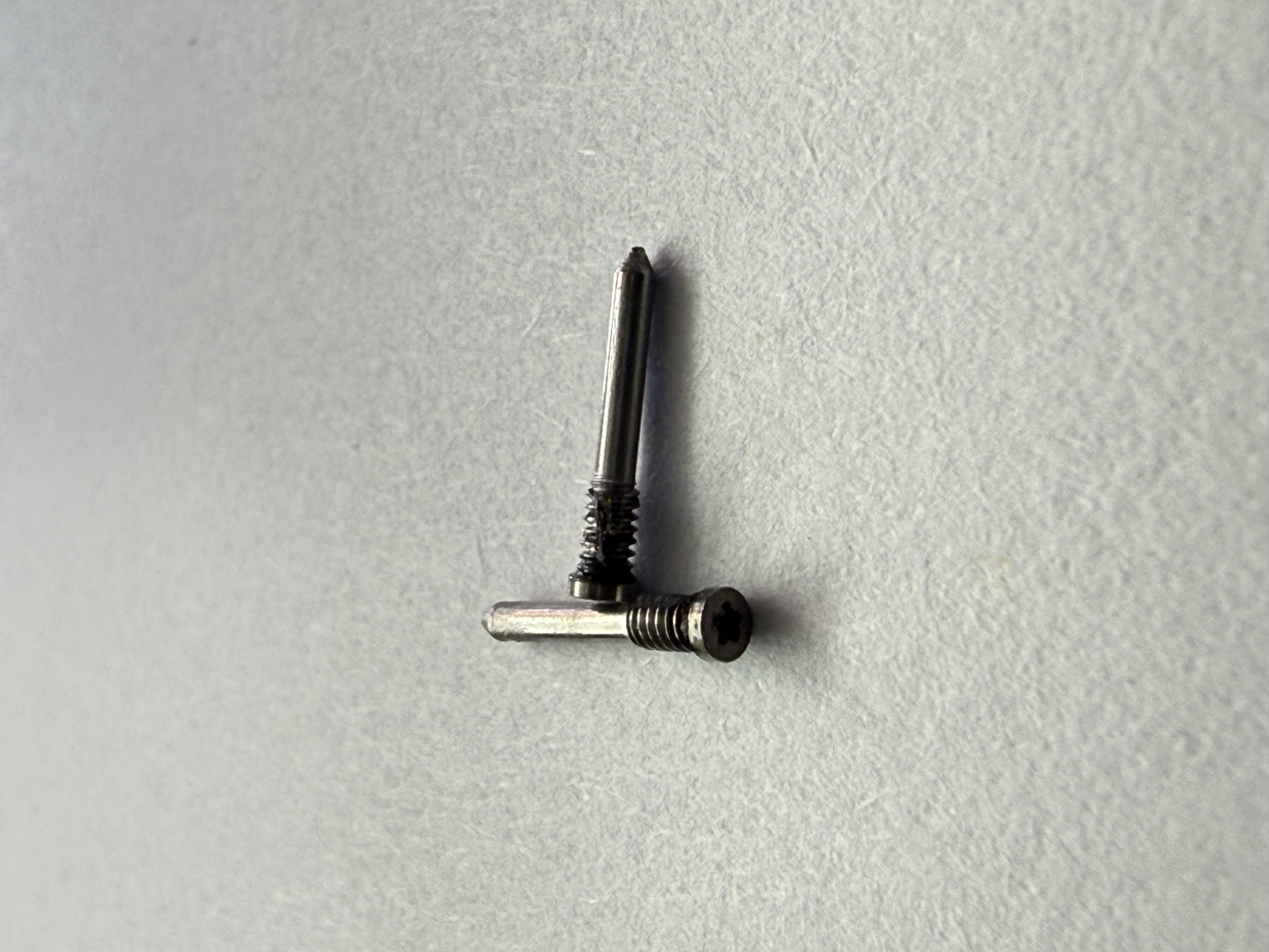 Tornillos de Abajo IPhone 15 Pro Gris