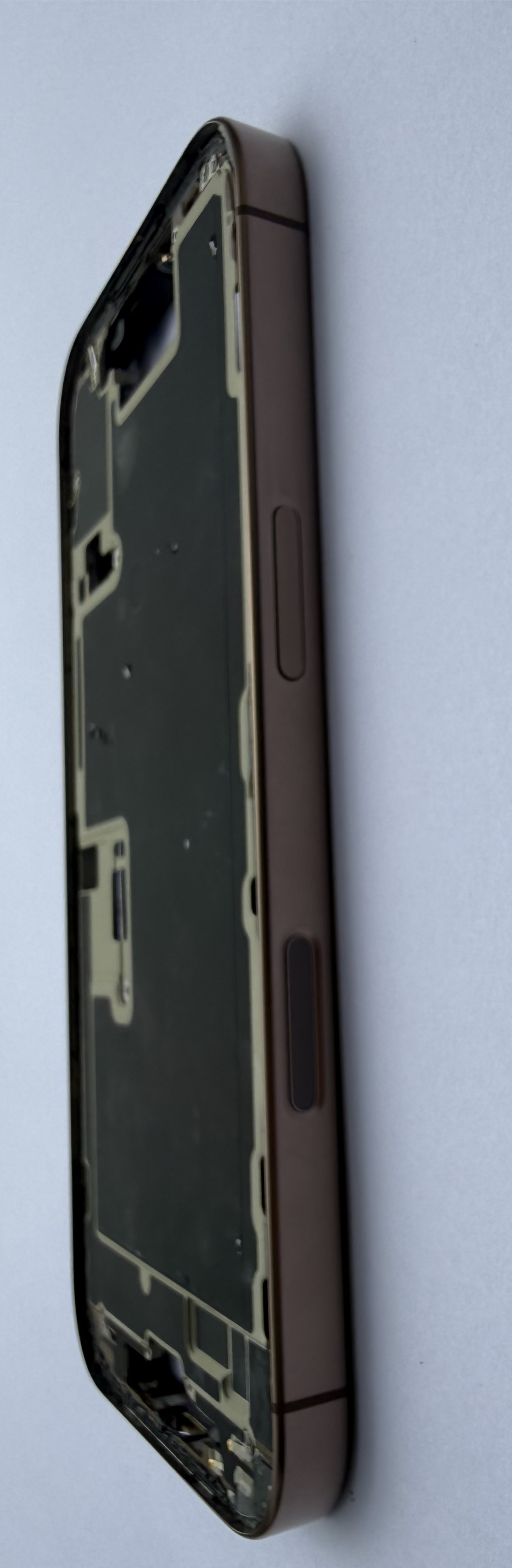 Housin Iphone 16 Pro versión Esim Dorado Titanio